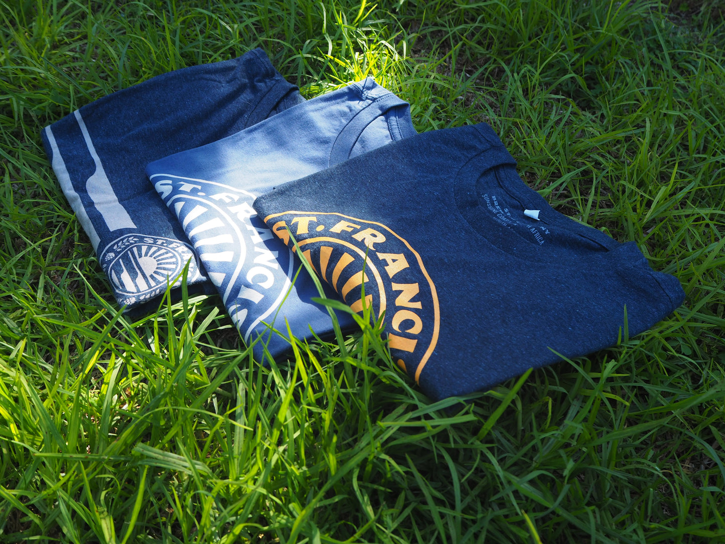 T-shirt navy blue front yellow logo